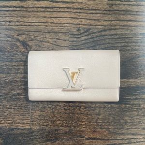 Pre-owned Louis Vuitton Capucines wallet in Pebble